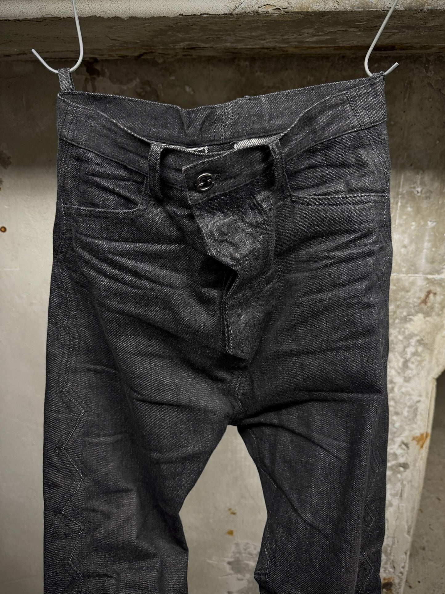 DEEPTI Collection °016-017 ‘D-050 YAW-95’ Closed Crash Seam Low Cut Denim