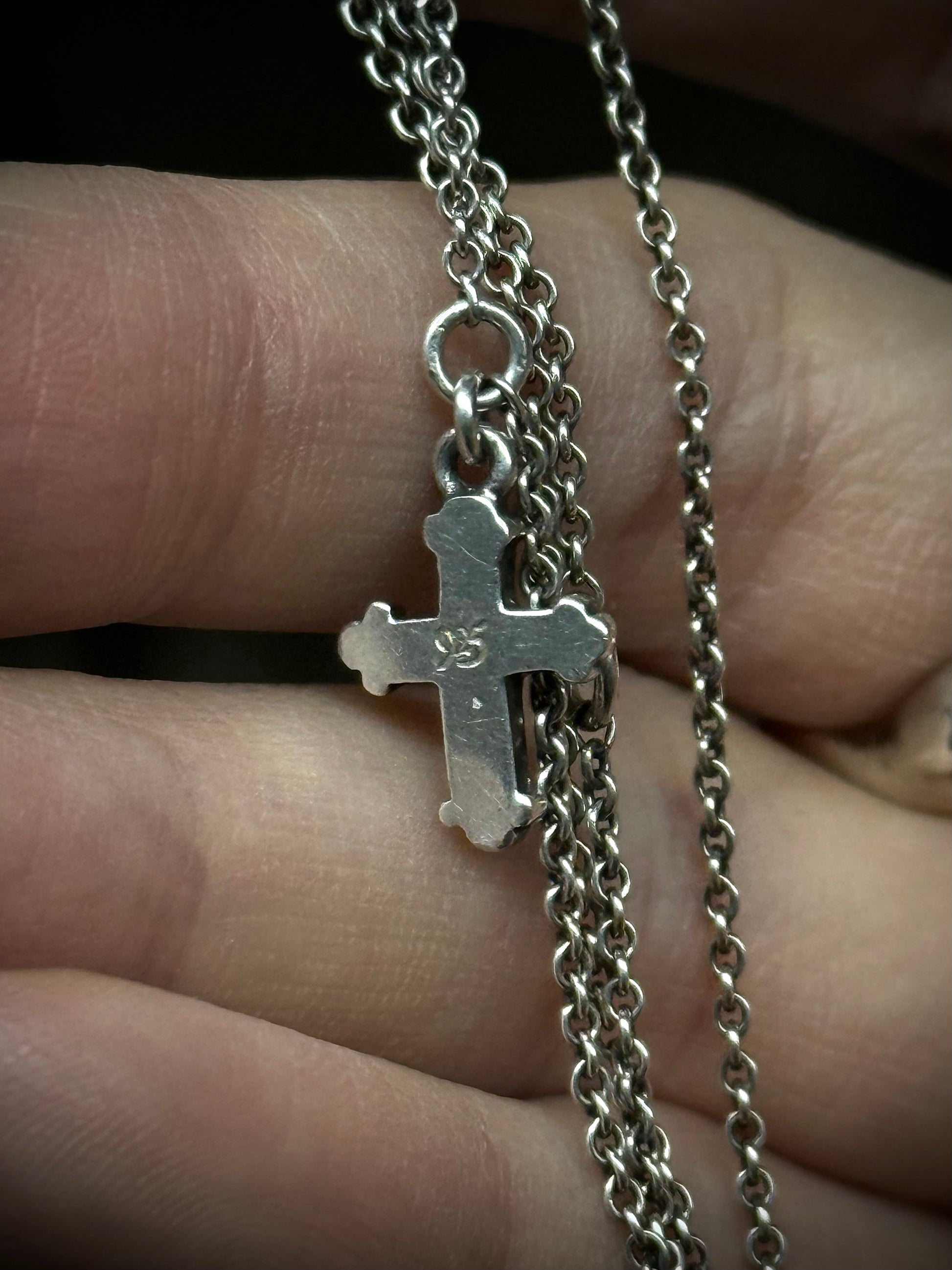 WERKSTATT:MÜNCHEN 'M7410SI' .925 Silver Mini Cross Chain Necklace detail | DRIEW GARMENTS