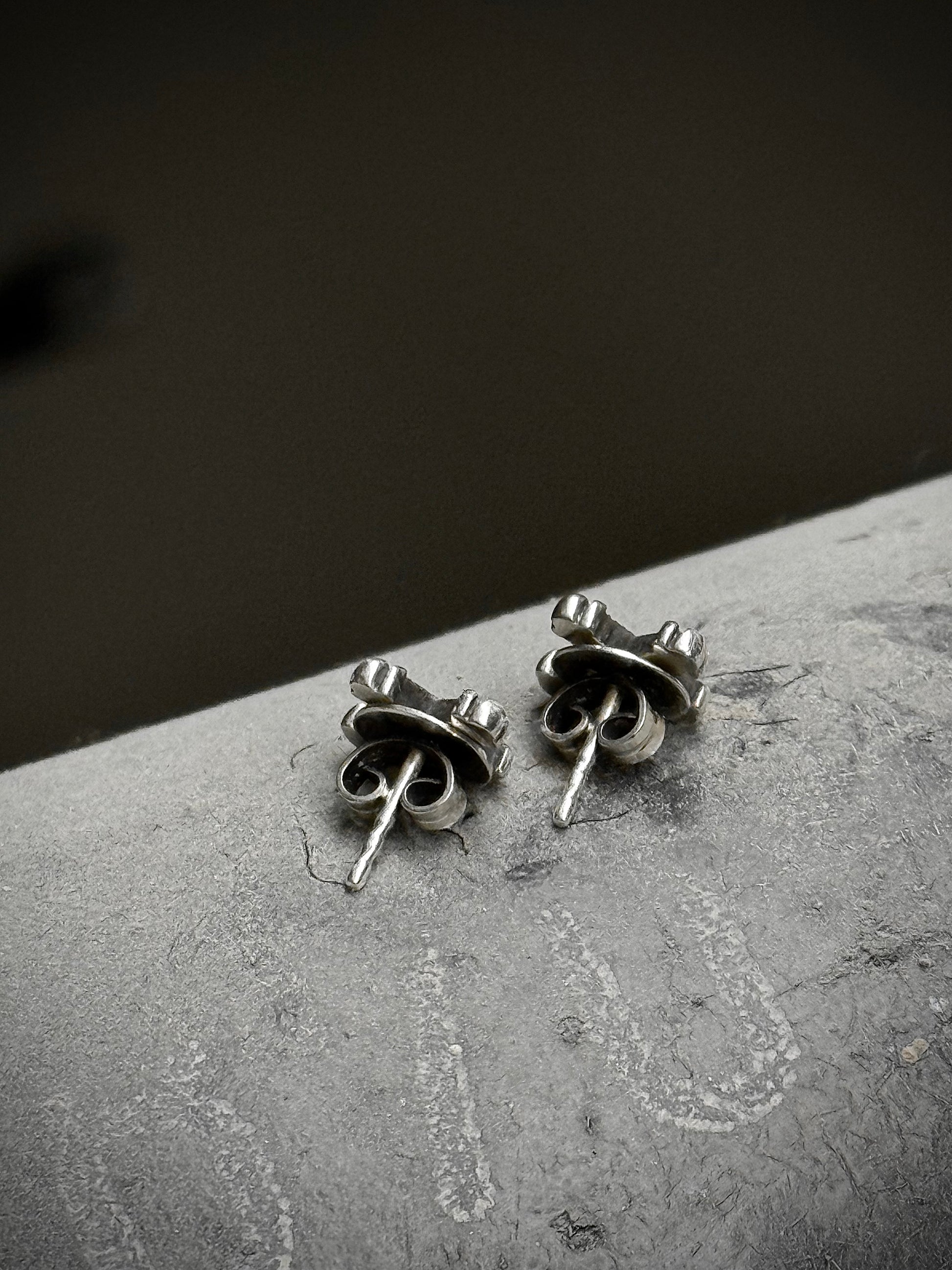 WERKSTATT:MÜNCHEN ‘M4551’ .925 Silver Cross Stud Earrings detail | DRIEW GARMENTS