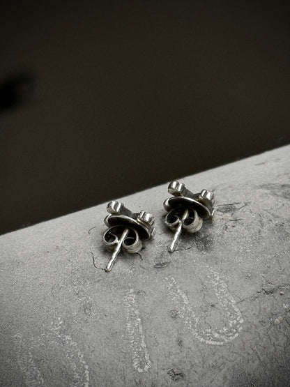 WERKSTATT:MÜNCHEN ‘M4551’ .925 Silver Cross Stud Earrings detail | DRIEW GARMENTS