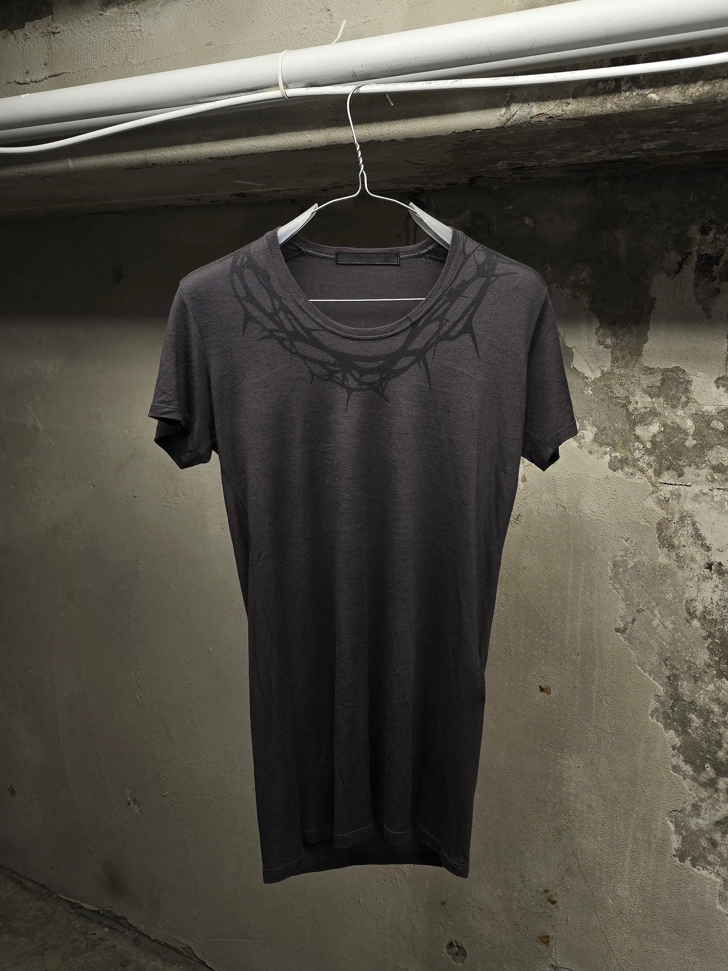 JULIUS _7 SS09 "Insanity In Industrial Inc. #3 CANON_1 THE POSSESED" Dark Grey Thorn Neck Print T-s | Archive Fashion Toronto