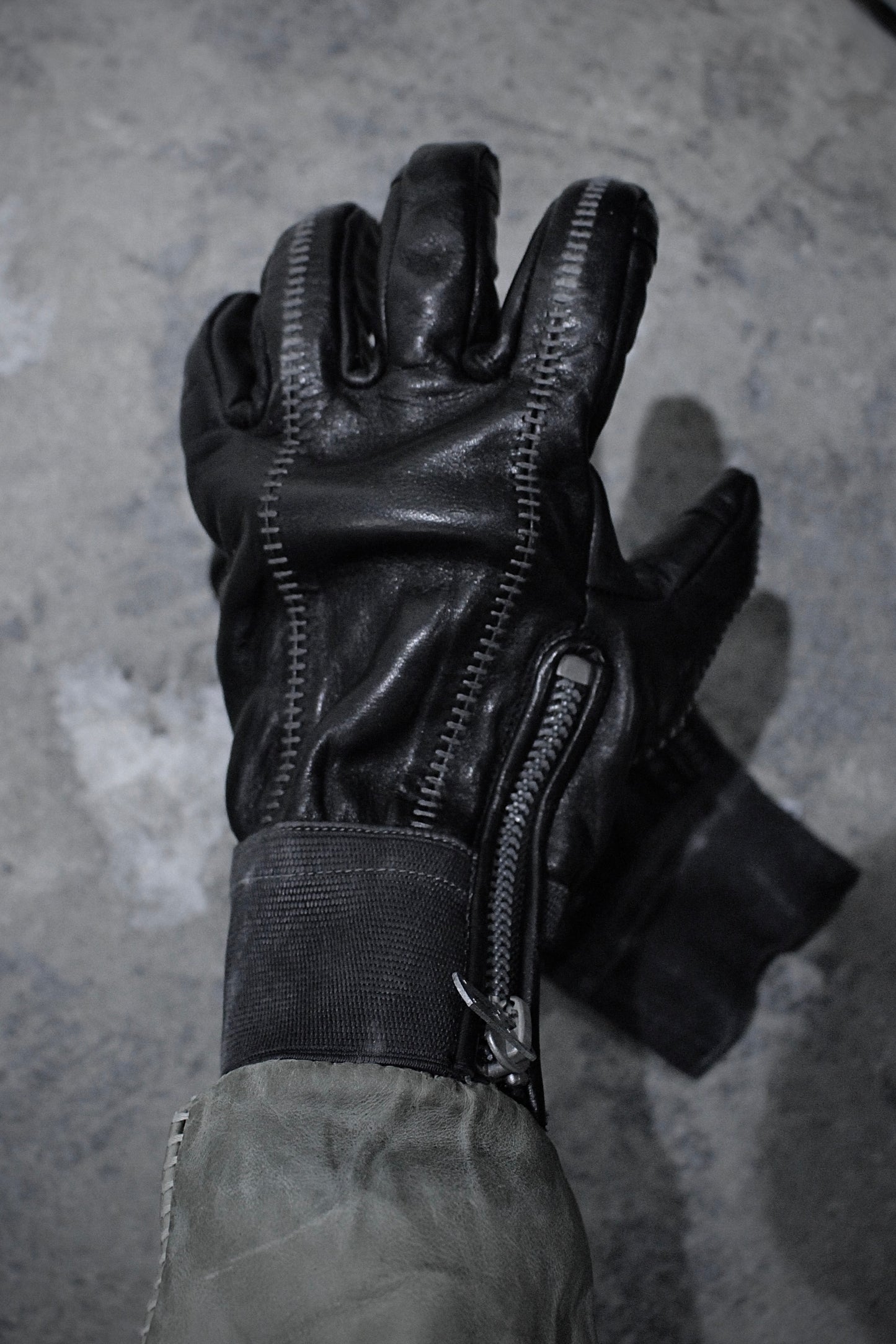 D.HYGEN AW24-25 Overlock Horse Leather Gloves detail | DRIEW GARMENTS