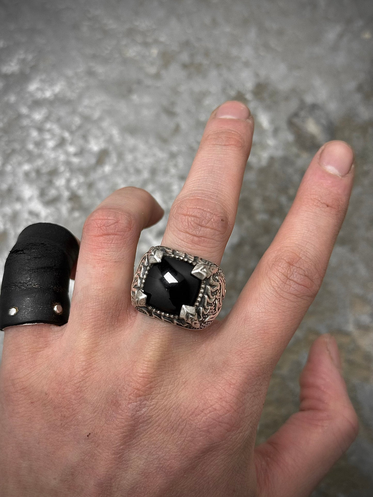 Emanuele Bicocchi Ring .925 Silver Square Onyx Arrow Signet Ring detail | DRIEW GARMENTS