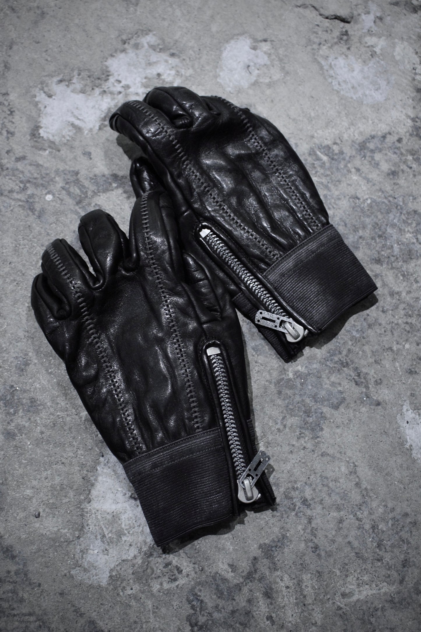 D.HYGEN AW24-25 Overlock Horse Leather Gloves | Archive Fashion Toronto