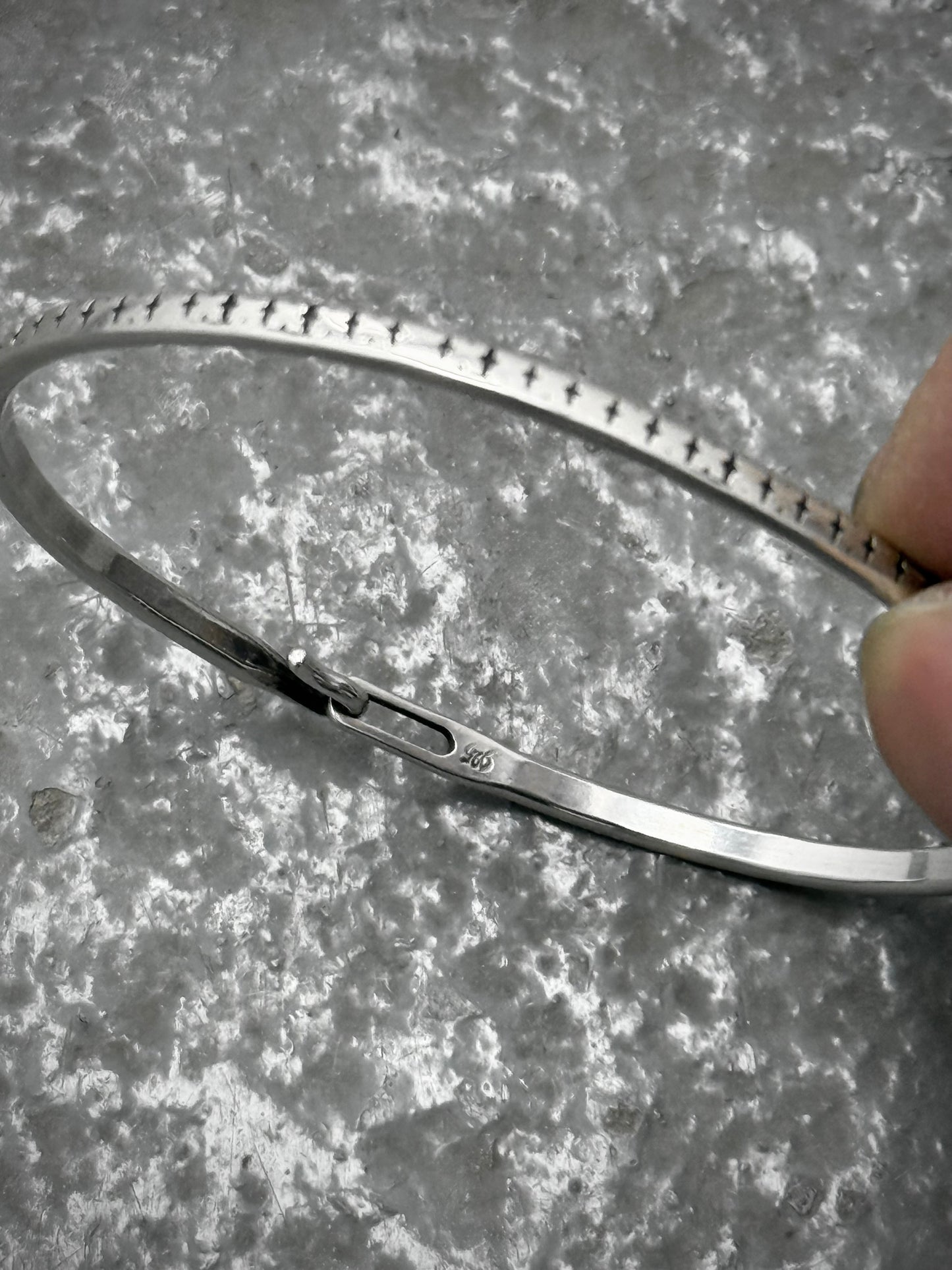 WERKSTATT:MÜNCHEN 'M2640SIPA' .925 Silver Cross Pattern Hook Bangle detail | DRIEW GARMENTS