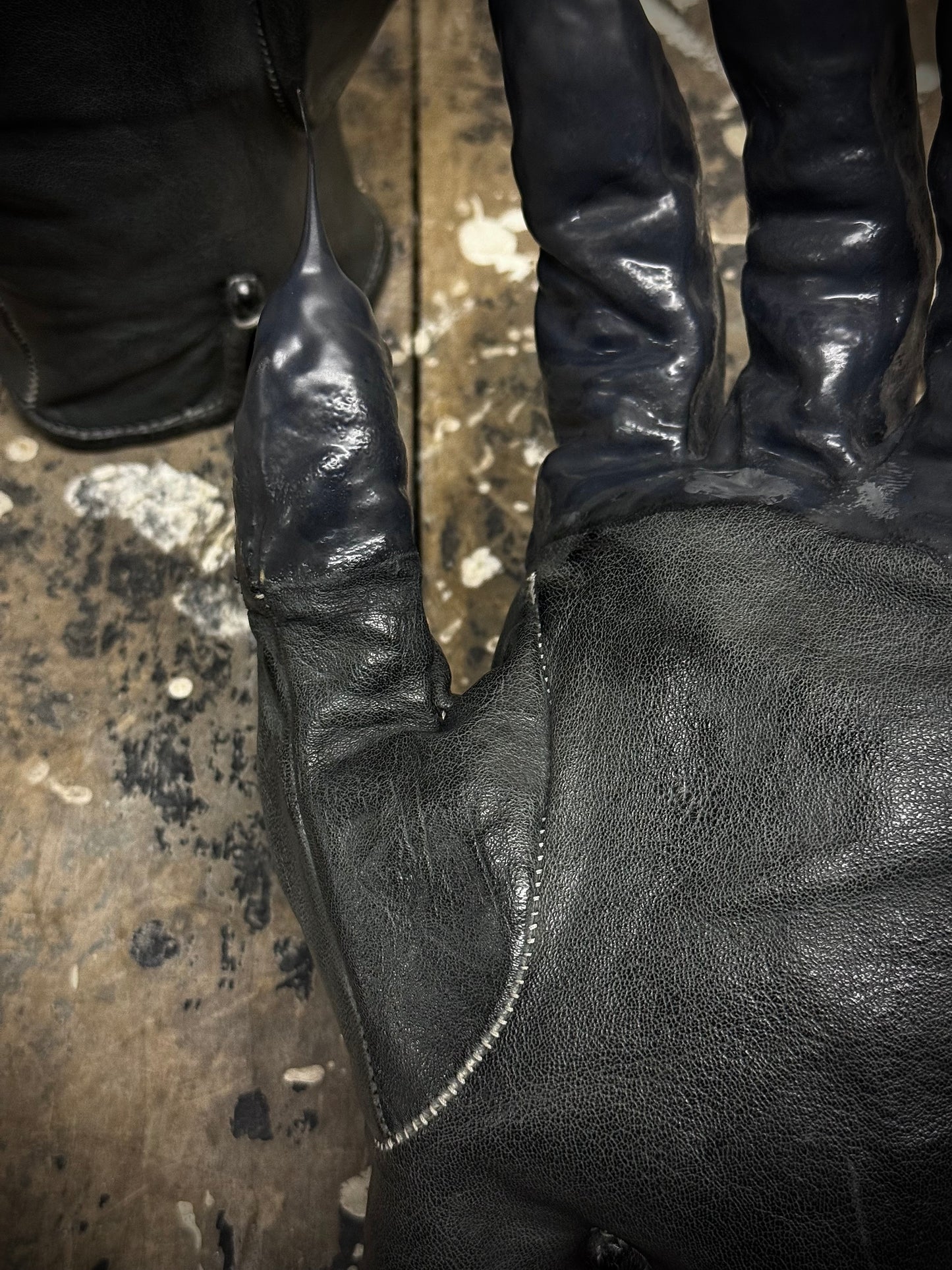 Carol Christian Poell 'AM//2459 ROOMS-PTC/19' Object-dyed Rubber Drip Leather Gloves detail | DRIEW GARMENTS