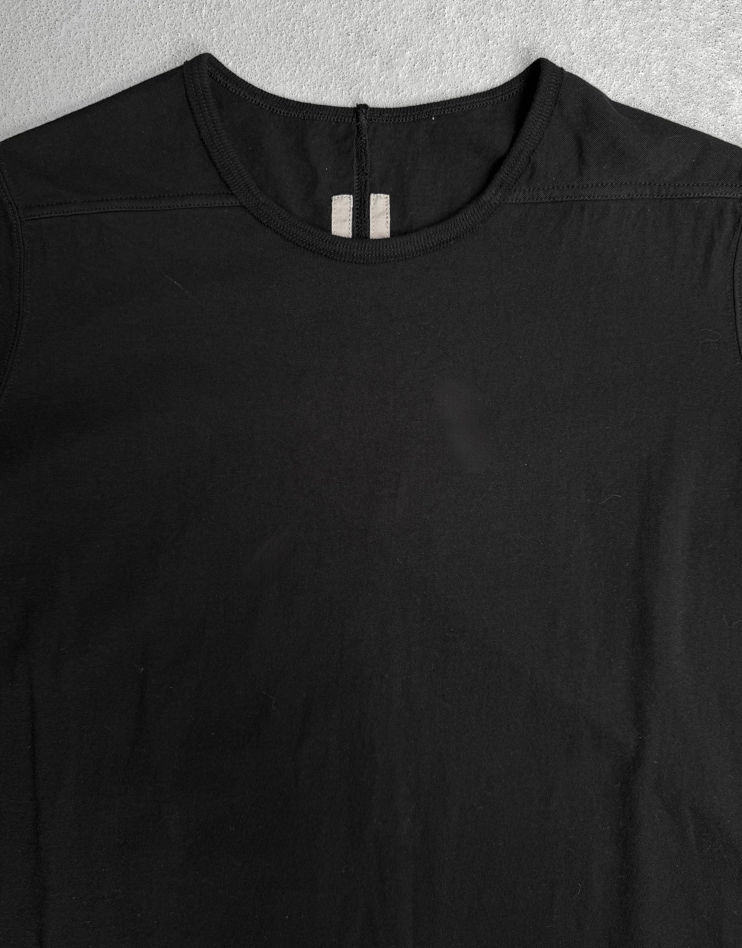 A Rick Owens AW17 “GLITTER” Level short-sleeves T-shirt in flawless condition, size IT 40, shown laid flat on a light gray surface with a close-up of the upper half and neckline. Two white tags are visible inside the collar.