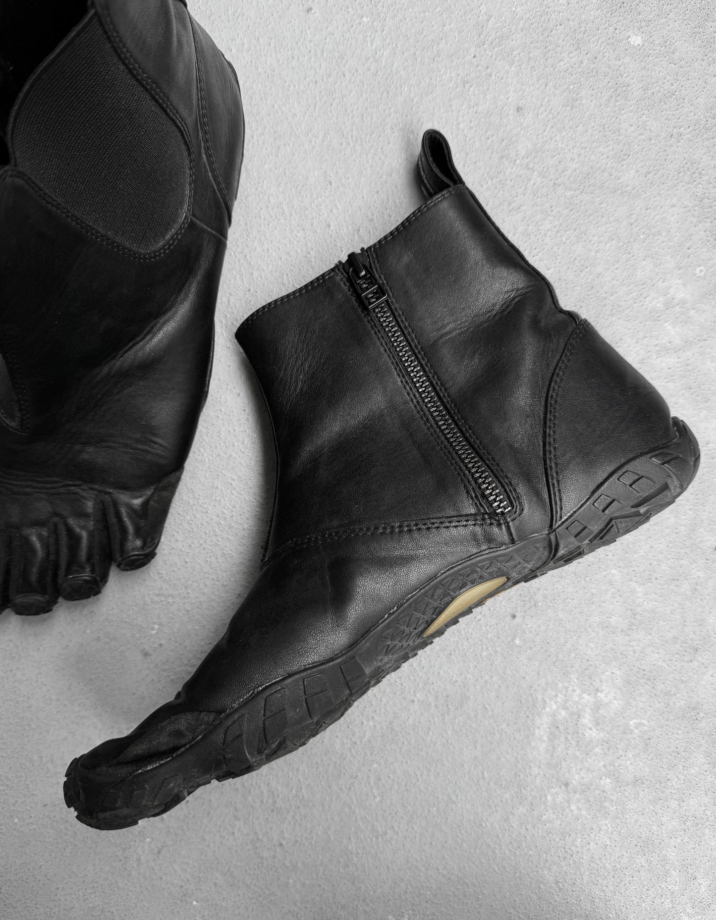 TakahiroMiyashita TheSoloist. x SUICOKE SS22 ‘NIN-CHELSEA SOL’ Vibram FiveFingers Leather Chelsea Boots