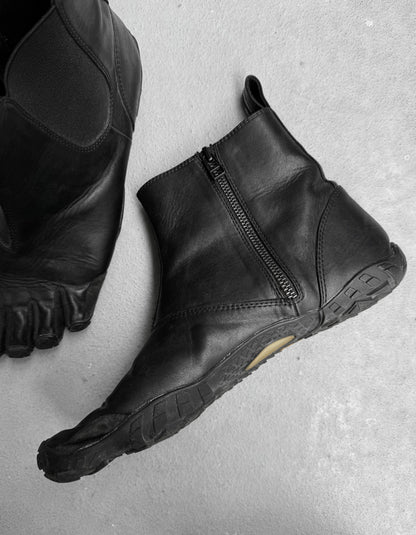 TakahiroMiyashita TheSoloist. x SUICOKE SS22 ‘NIN-CHELSEA SOL’ Vibram FiveFingers Leather Chelsea Boots