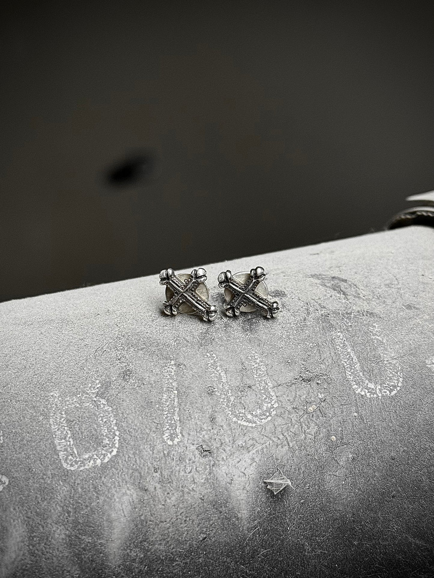 WERKSTATT:MÜNCHEN ‘M4551’ .925 Silver Cross Stud Earrings detail | DRIEW GARMENTS