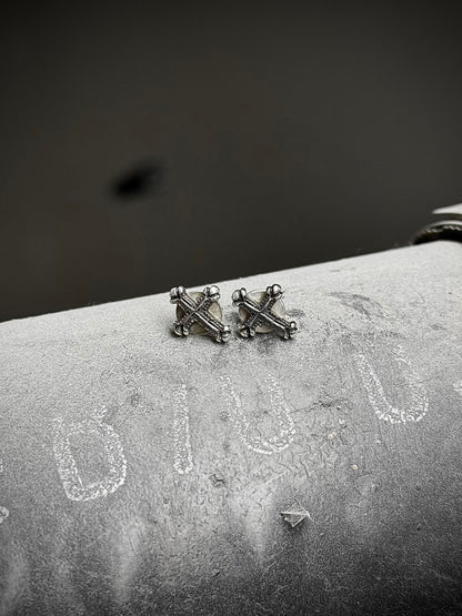 WERKSTATT:MÜNCHEN ‘M4551’ .925 Silver Cross Stud Earrings detail | DRIEW GARMENTS