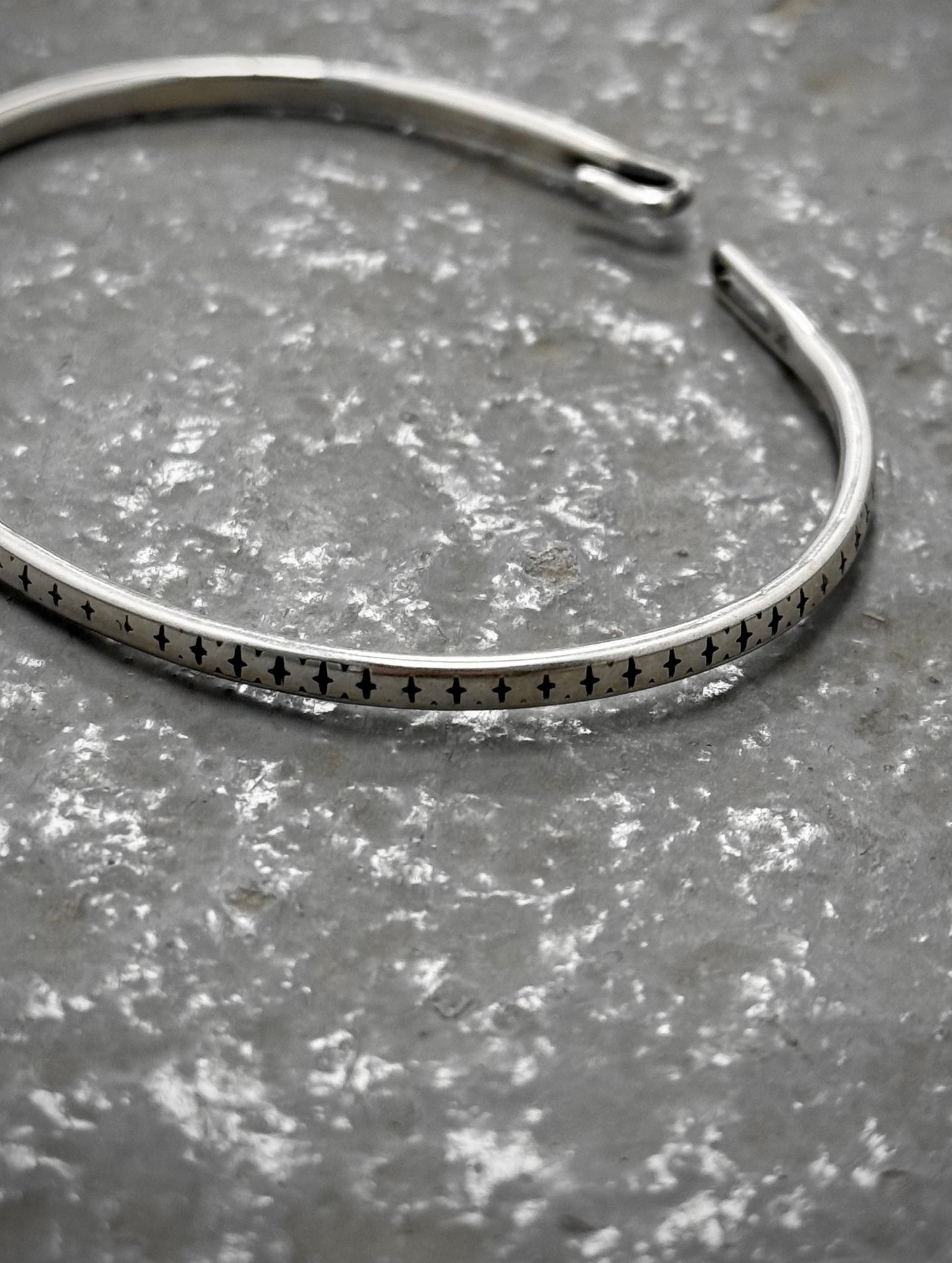 WERKSTATT:MÜNCHEN 'M2640SIPA' .925 Silver Cross Pattern Hook Bangle detail | DRIEW GARMENTS