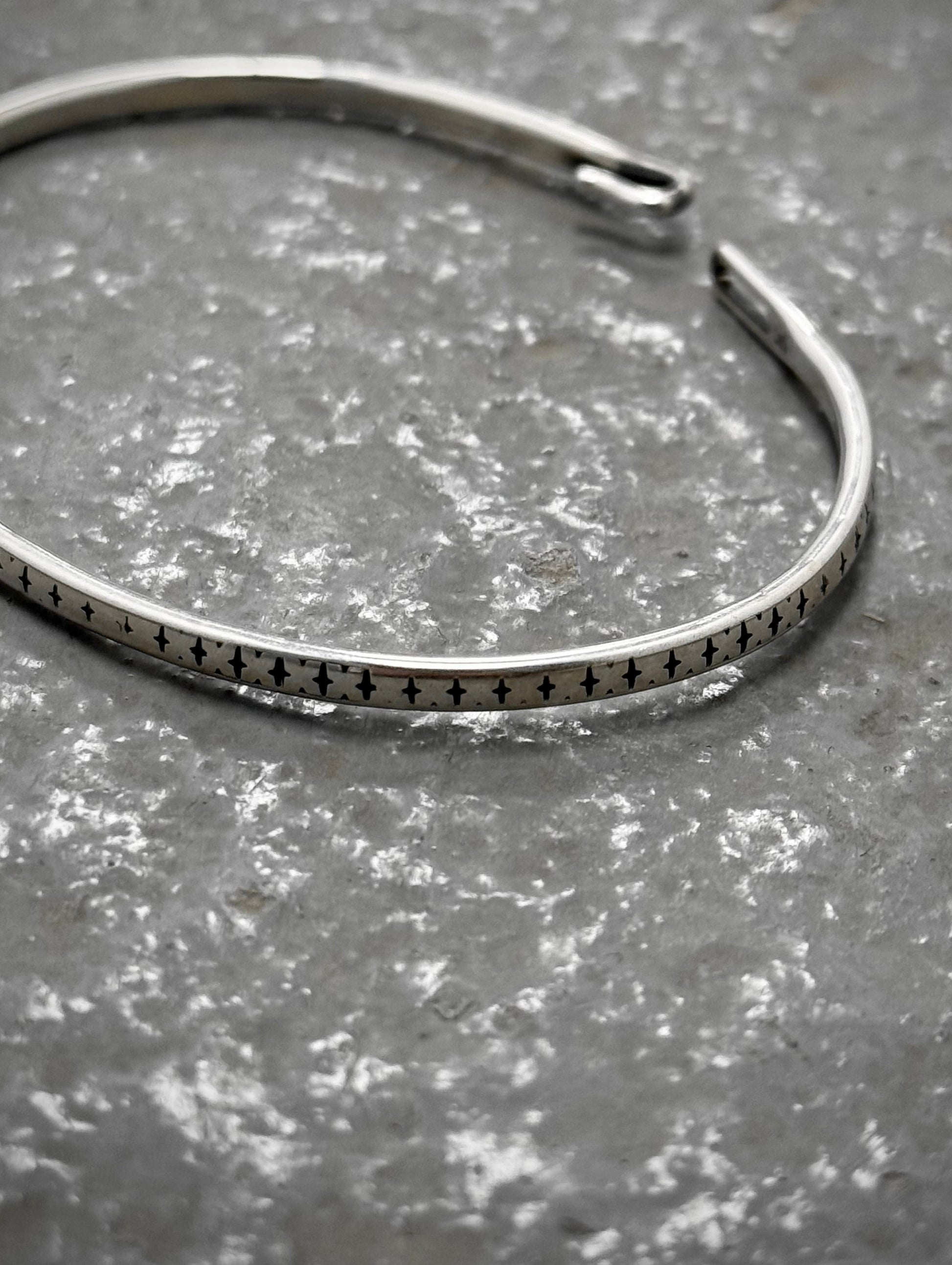 WERKSTATT:MÜNCHEN 'M2640SIPA' .925 Silver Cross Pattern Hook Bangle detail | DRIEW GARMENTS