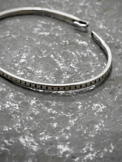 WERKSTATT:MÜNCHEN 'M2640SIPA' .925 Silver Cross Pattern Hook Bangle detail | DRIEW GARMENTS
