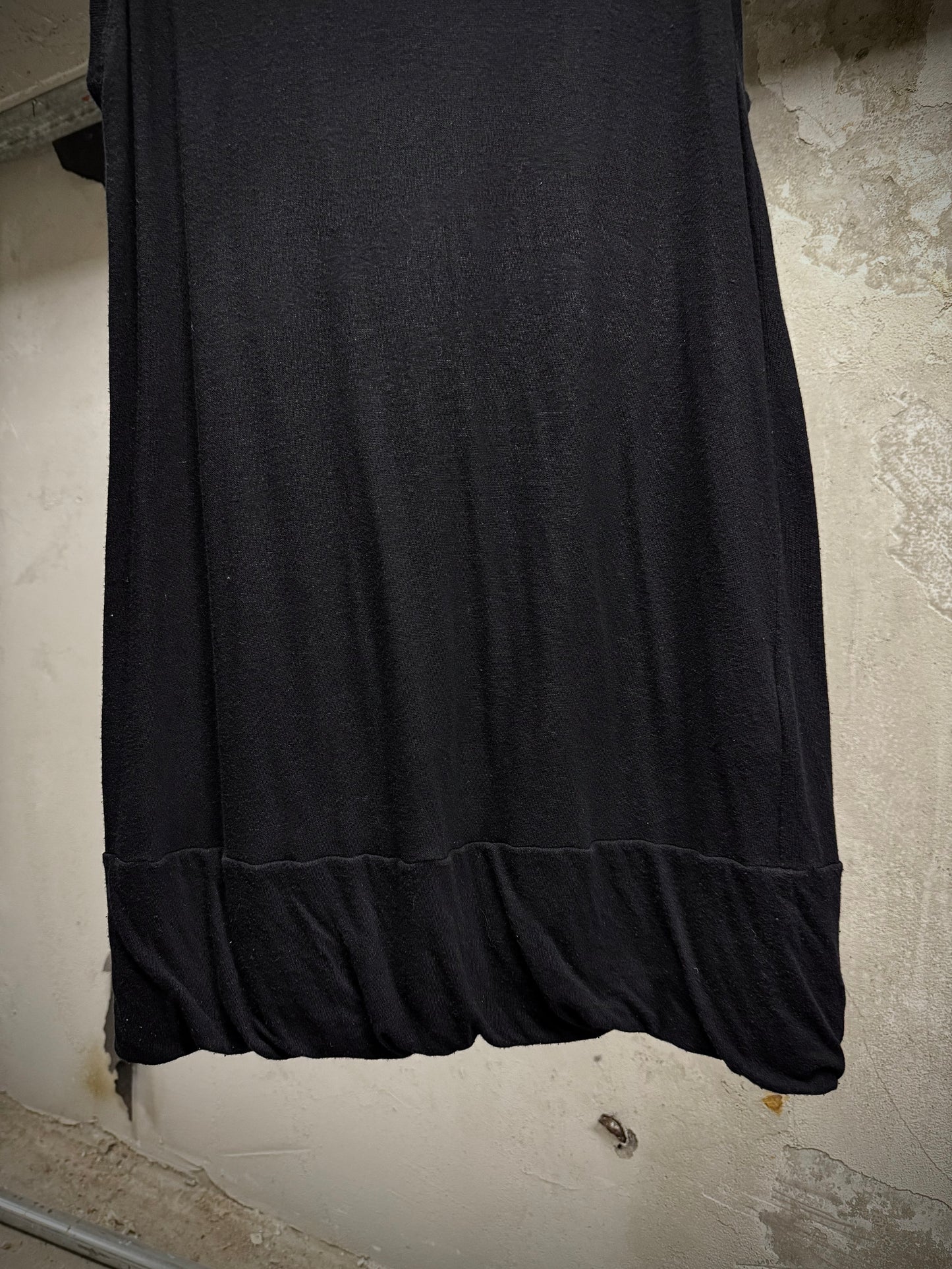 JULIUS _7 AW15-16 "sphere;" Double Layer Hem Long Tank Top detail | DRIEW GARMENTS