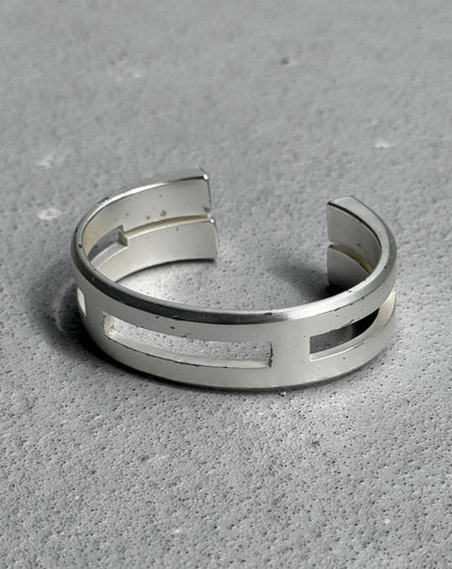 Julius_7 AW22 “EREBUS;” White Silver Vague Brass Bangle