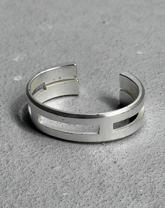 Julius_7 AW22 “EREBUS;” White Silver Vague Brass Bangle