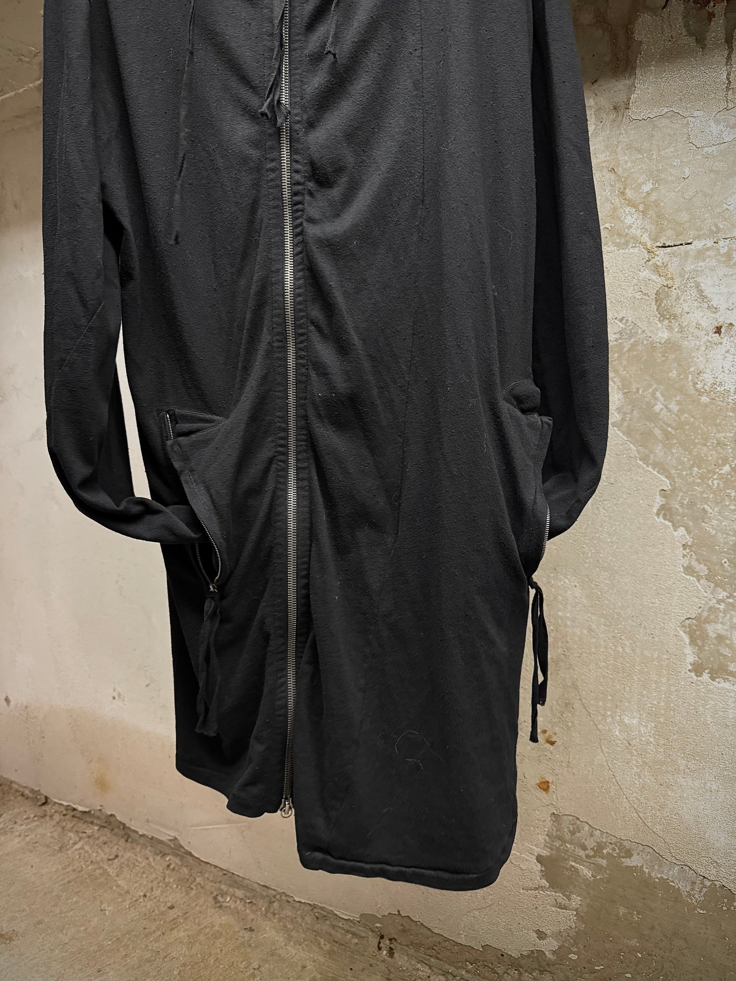DAMIR DOMA SILENT by DAMIR DOMA 2010s 'TRENNUS' Asymmetric Zip Up Hoodie detail | DRIEW GARMENTS
