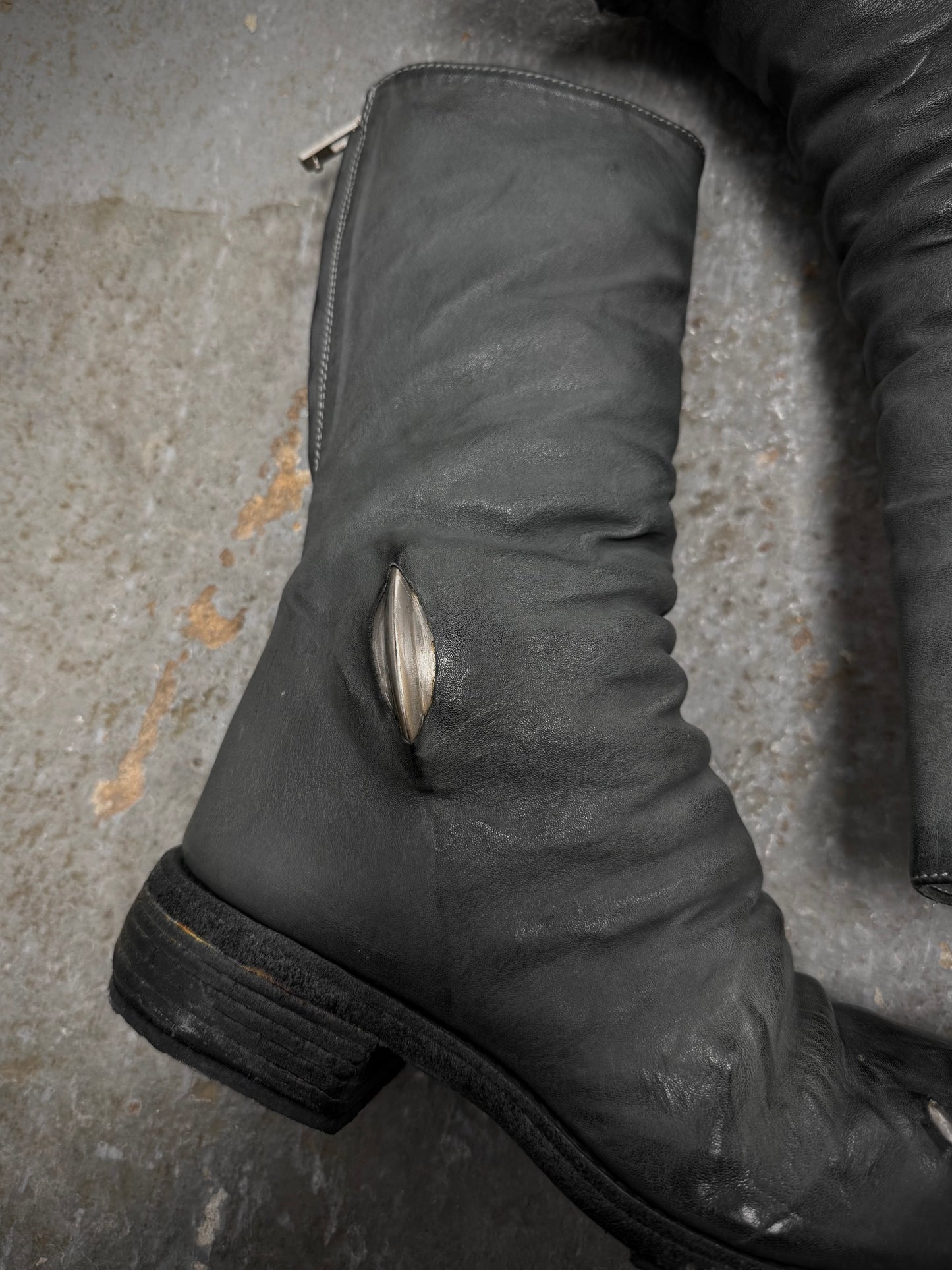 Carol Christian Poell ‘AM/2687P ROOMS-PTC/19’ Kangaroo Leather Titanium Prosthetic Tornado Zip Boots detail | DRIEW GARMENTS