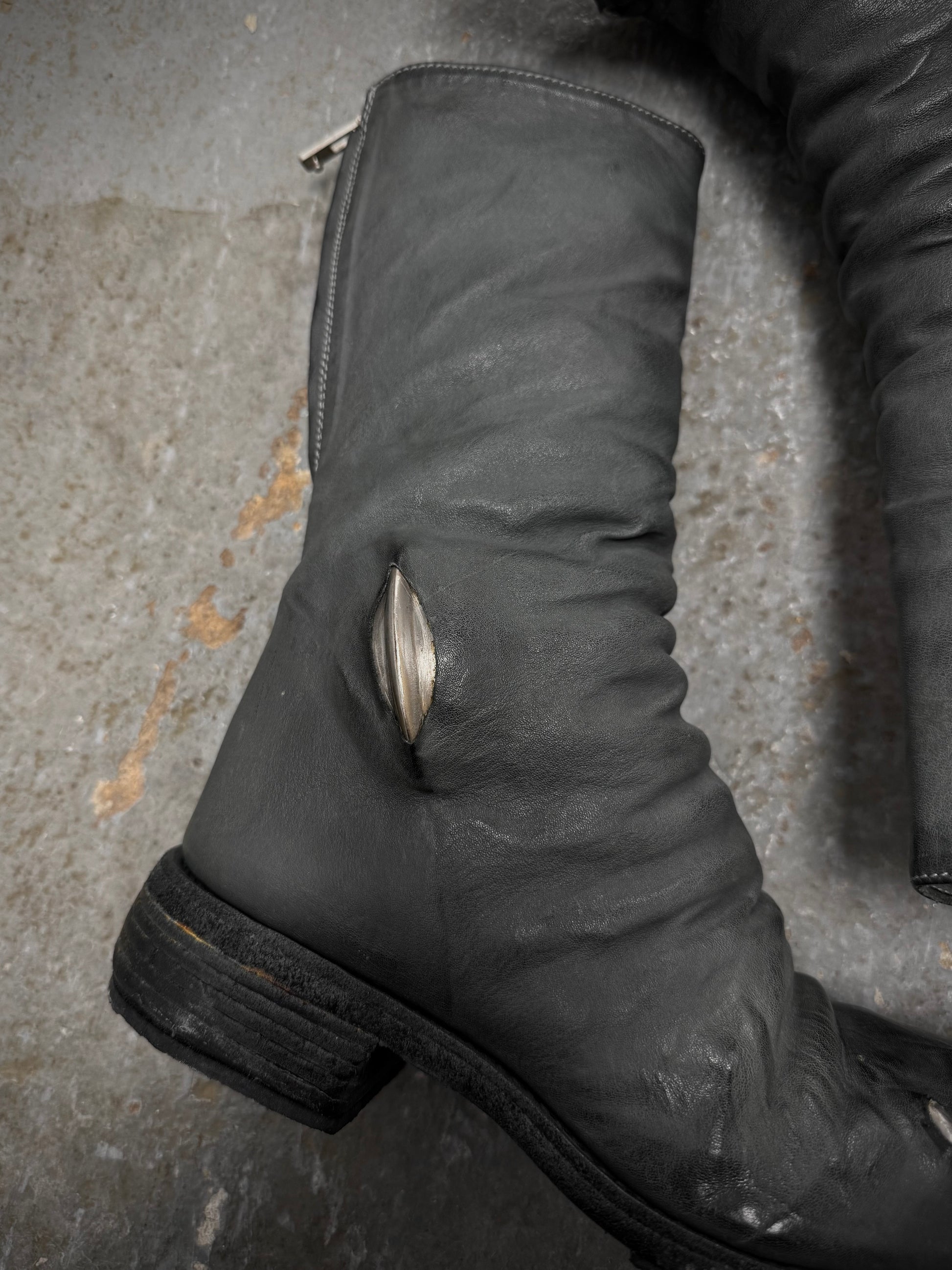 Carol Christian Poell ‘AM/2687P ROOMS-PTC/19’ Kangaroo Leather Titanium Prosthetic Tornado Zip Boots detail | DRIEW GARMENTS