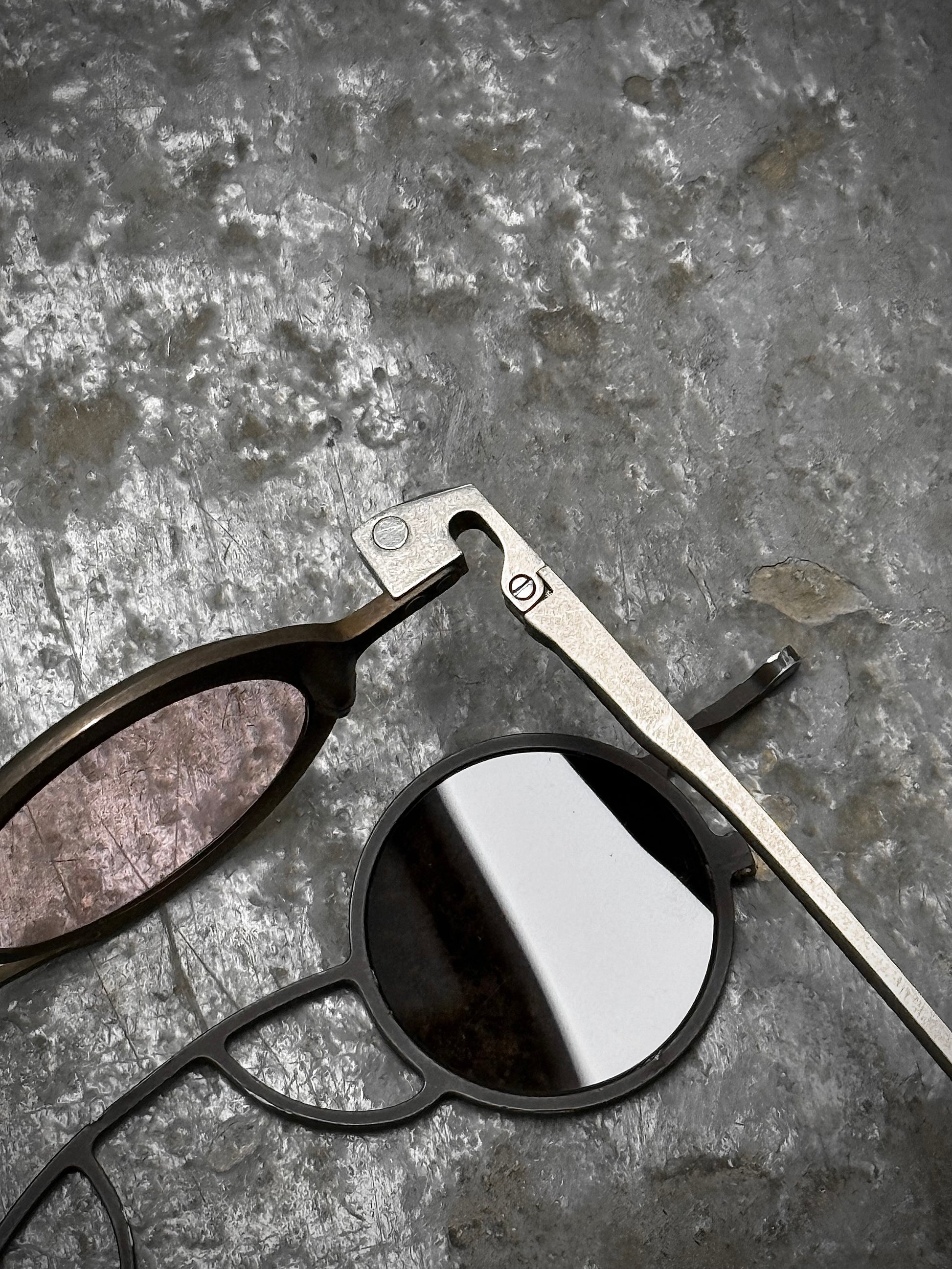RIGARDS 'RG0105TI' Vintage Titanium Frame Rose / Grey Lens Clip-on Sunglasses detail | DRIEW GARMENTS