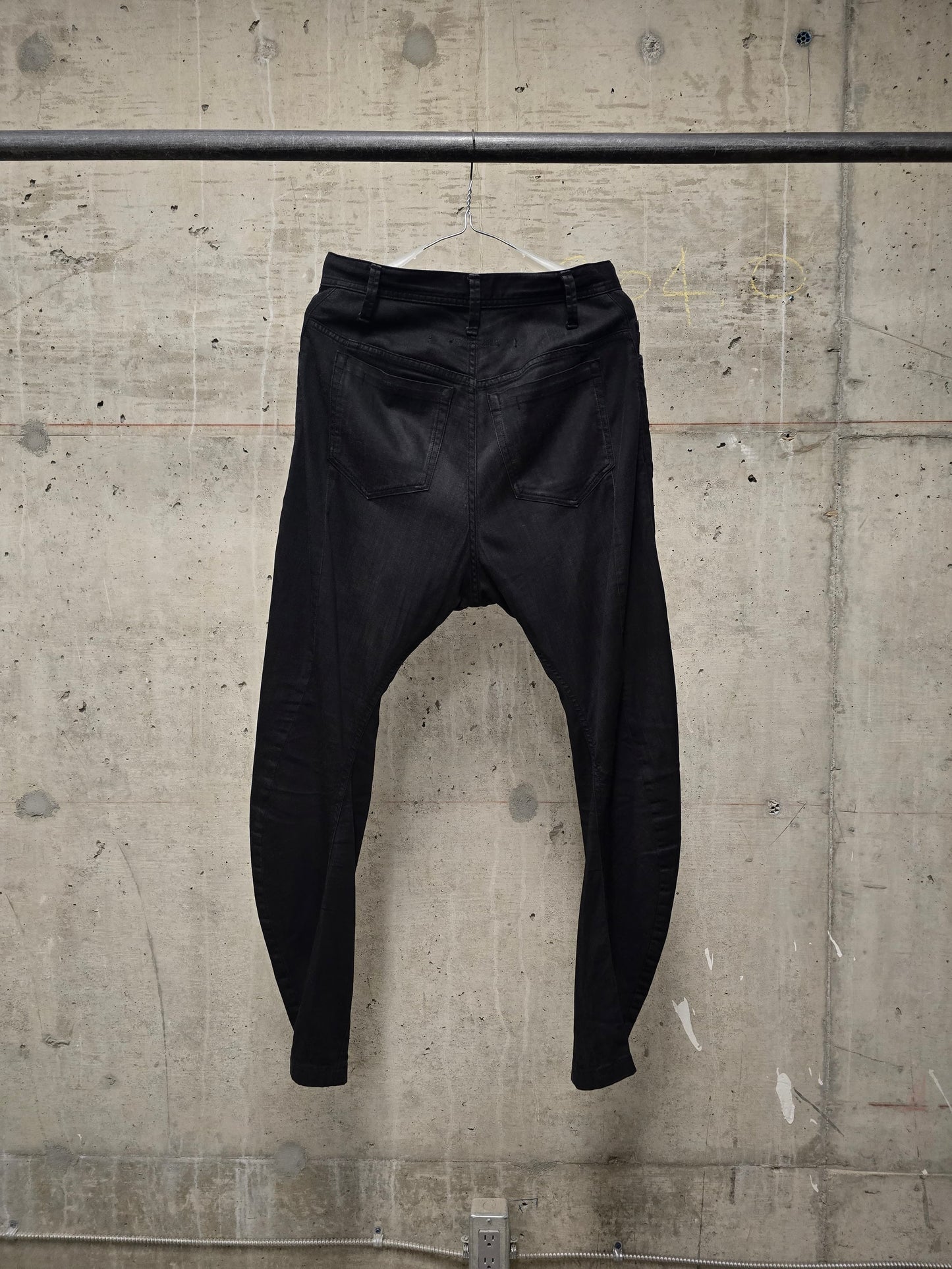 Julius_7 SS18 "APCLPS;” Drop-crotch J-Cut Coated Skinny Denim