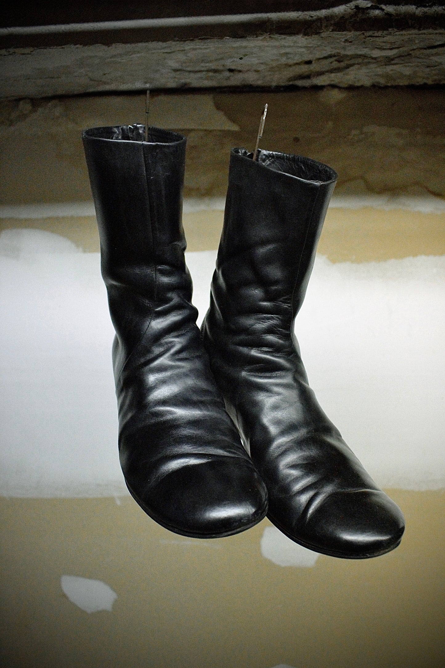 Maurizio Altieri Avantindietro 2009 Spiral Zip Cow Leather Boots detail | DRIEW GARMENTS