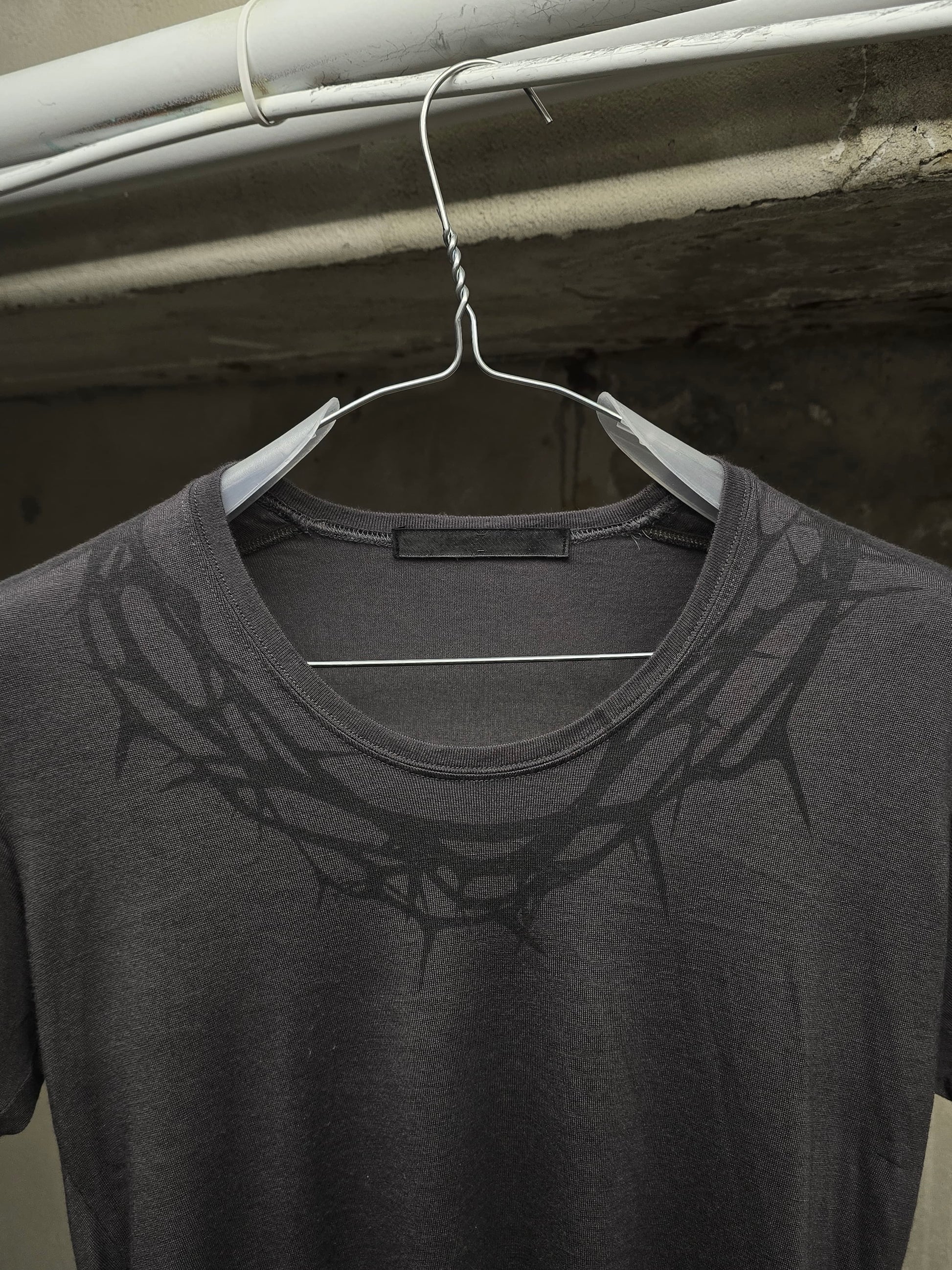 JULIUS _7 SS09 "Insanity In Industrial Inc. #3 CANON_1 THE POSSESED" Dark Grey Thorn Neck Print T-shi detail | DRIEW GARMENTS