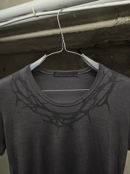 JULIUS _7 SS09 "Insanity In Industrial Inc. #3 CANON_1 THE POSSESED" Dark Grey Thorn Neck Print T-shi detail | DRIEW GARMENTS