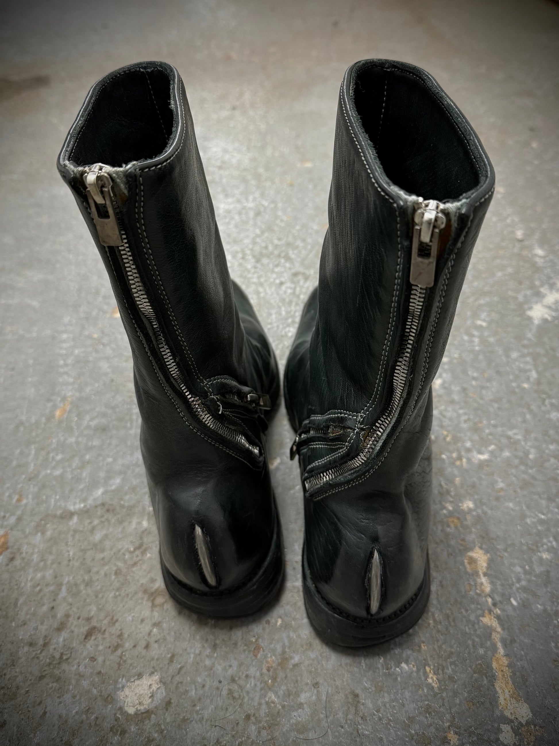 Carol Christian Poell 'AM/2757SP-IN CORSS-PTC/12' Object Dyed Goodyear Prosthetic Spur Biter Crimp Fr detail | DRIEW GARMENTS