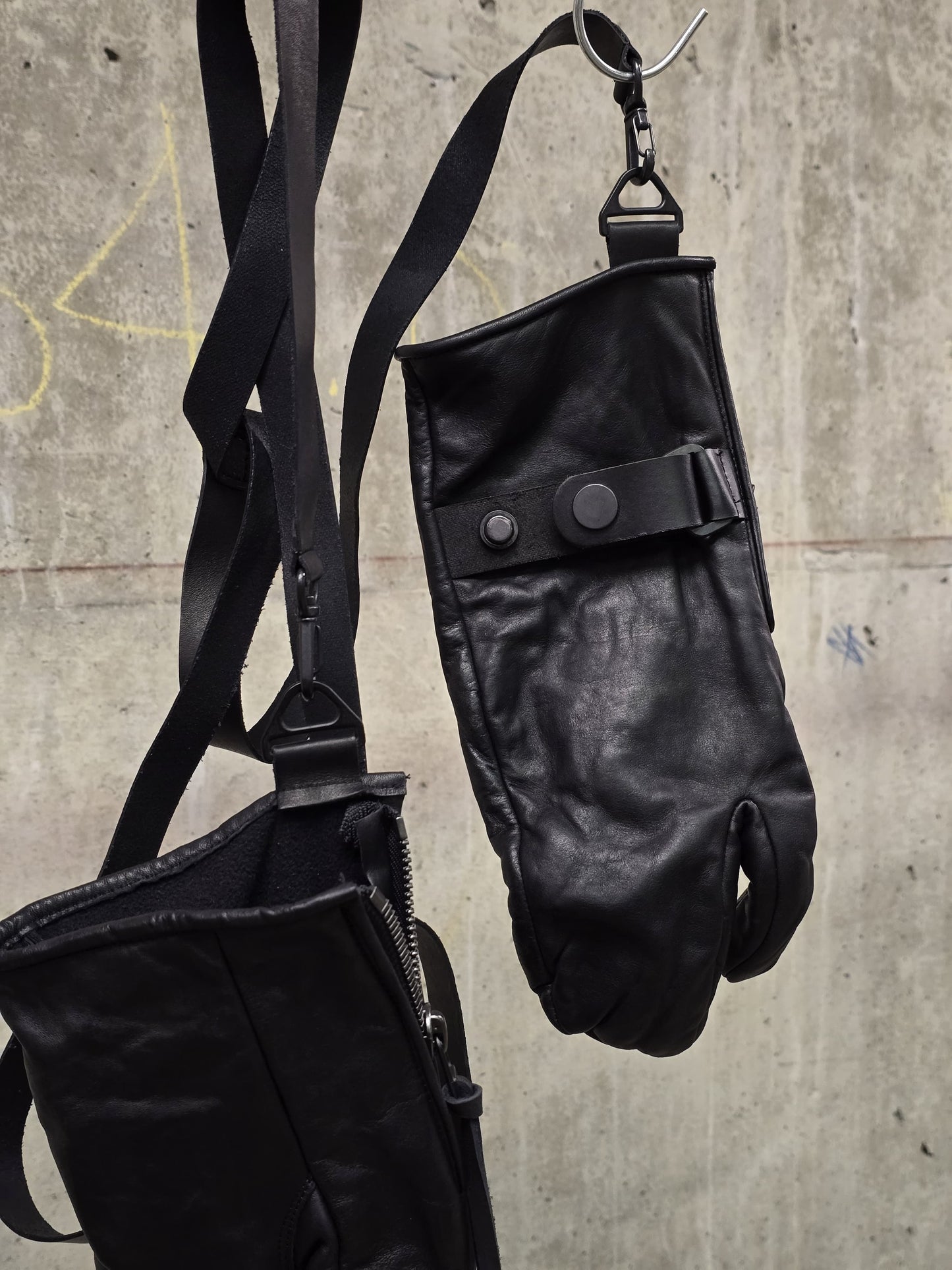 The Viridi-Anne x D.HYGEN AW25-26 Horse Leather Trigger Mittens