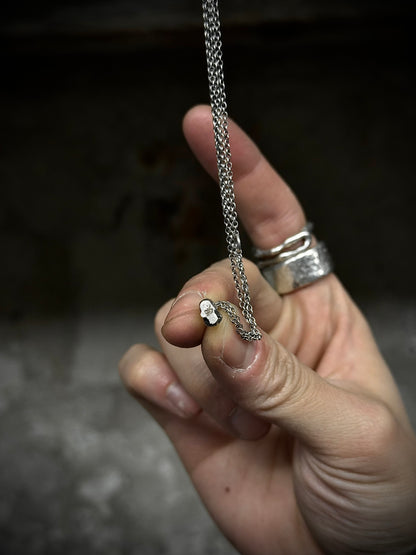 WERKSTATT:MÜNCHEN 'M7100SI' .925 Silver Mini Skull Chain Necklace detail | DRIEW GARMENTS