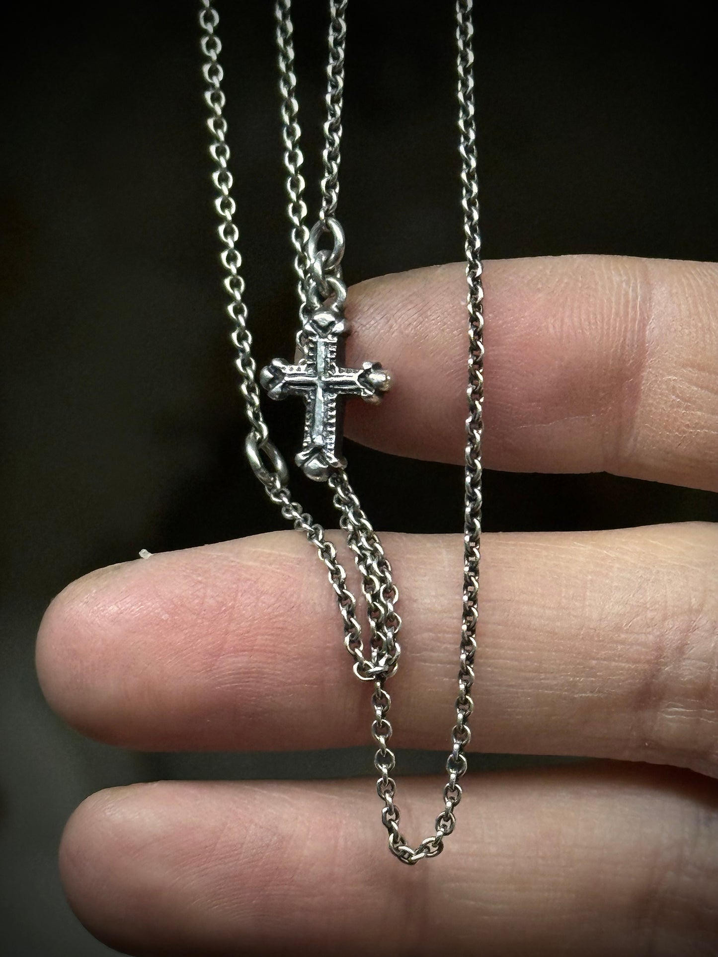 WERKSTATT:MÜNCHEN 'M7410SI' .925 Silver Mini Cross Chain Necklace detail | DRIEW GARMENTS