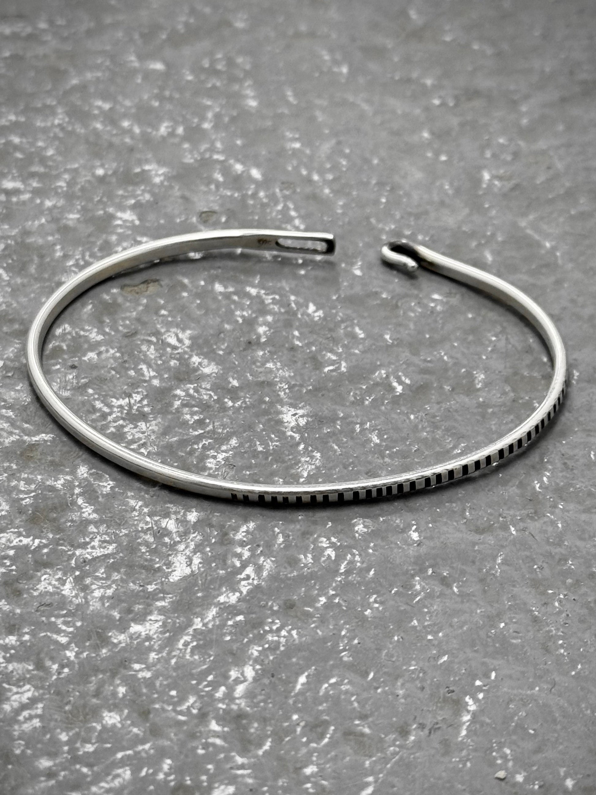 WERKSTATT:MÜNCHEN 'M2640SITR' .925 Silver Trace Hook Bangle (Older Model) | Archive Fashion Toronto