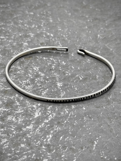 WERKSTATT:MÜNCHEN 'M2640SITR' .925 Silver Trace Hook Bangle (Older Model) | Archive Fashion Toronto