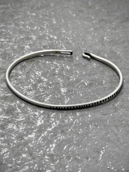 WERKSTATT:MÜNCHEN 'M2640SITR' .925 Silver Trace Hook Bangle (Older Model) | Archive Fashion Toronto