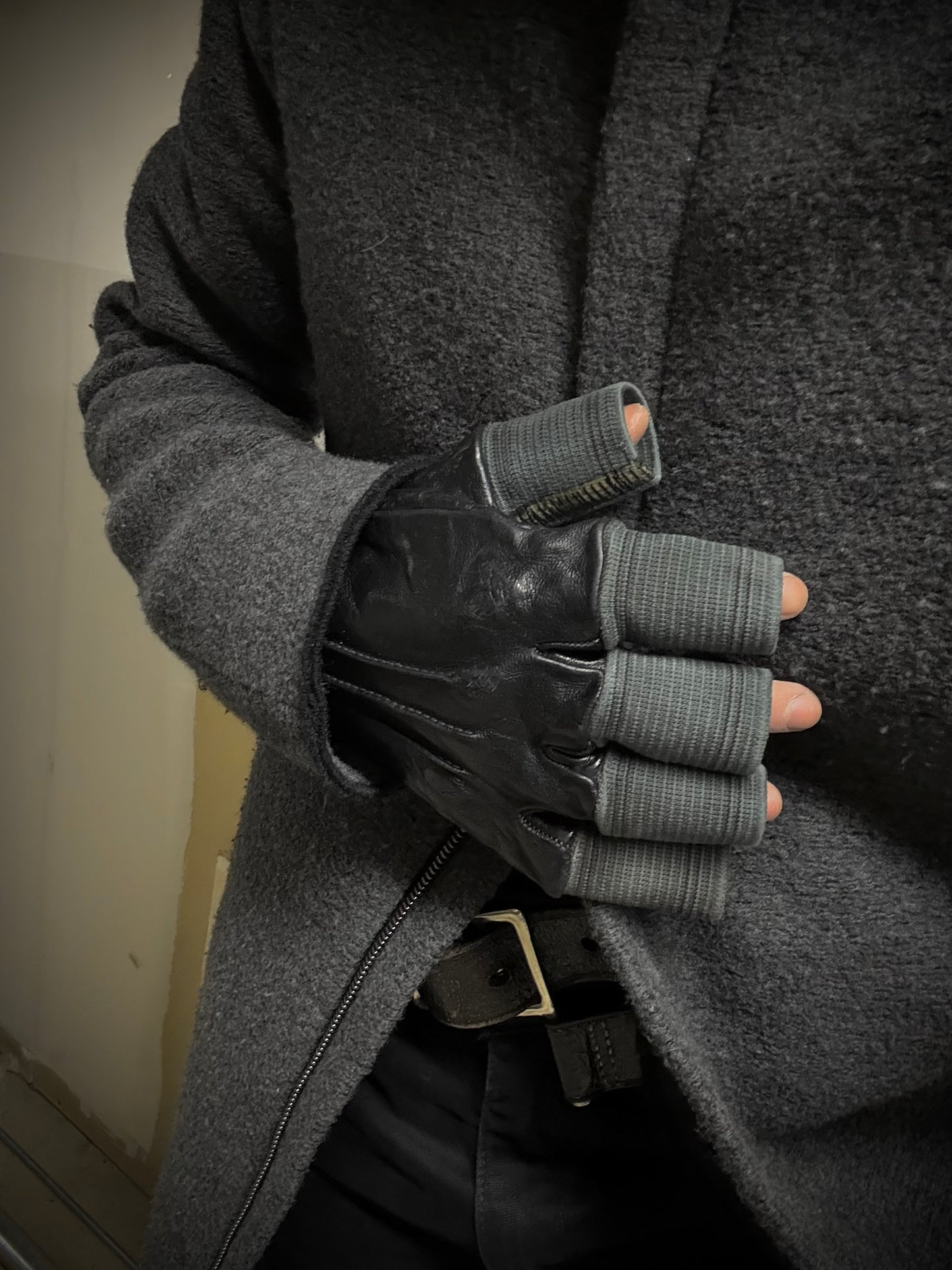 Carol Christian Poell 'AM/2457 ROOMS-PTC/010' Disparate Leather Gloves detail | DRIEW GARMENTS