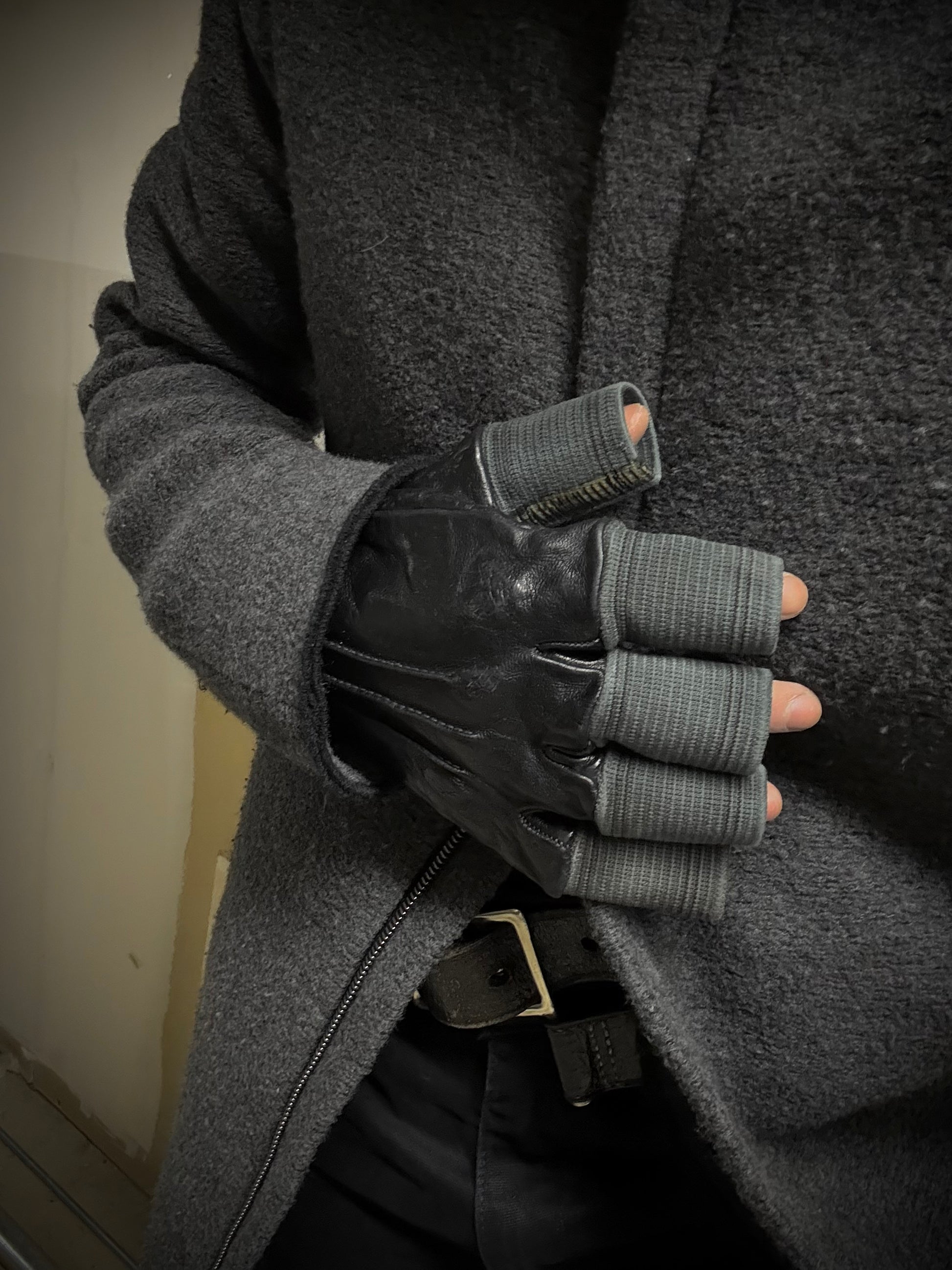 Carol Christian Poell 'AM/2457 ROOMS-PTC/010' Disparate Leather Gloves detail | DRIEW GARMENTS