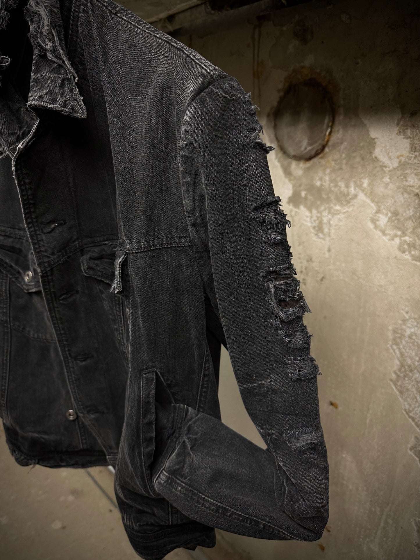JULIUS _7 SS18 “Acid Glaciers;” Limited Edition Distressed 12oz Denim Trucker Jacket detail | DRIEW GARMENTS