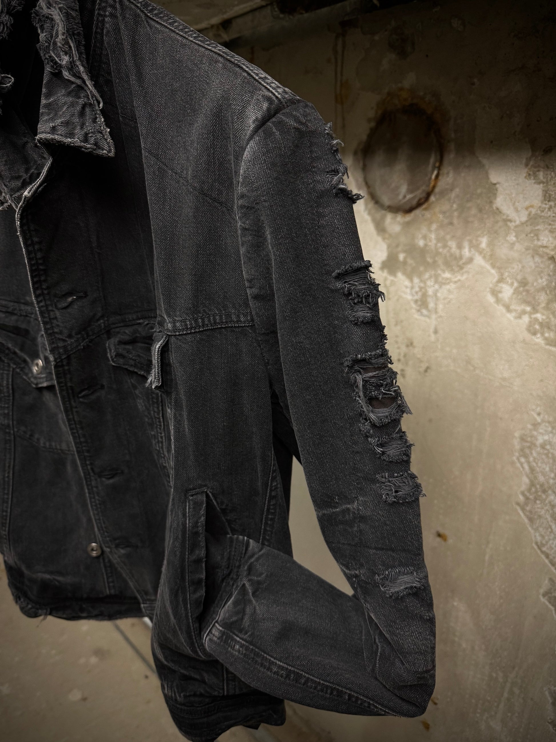 JULIUS _7 SS18 “Acid Glaciers;” Limited Edition Distressed 12oz Denim Trucker Jacket detail | DRIEW GARMENTS