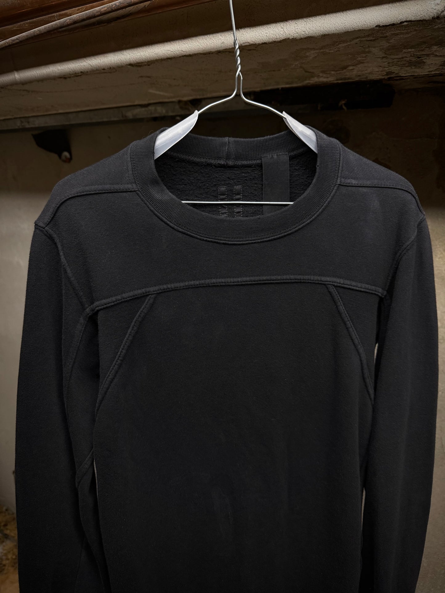 Rick Owens DRKSDHW AW07 "EXPLODER" Asymmetric Split Hem Long-sleeves Jumper detail | DRIEW GARMENTS