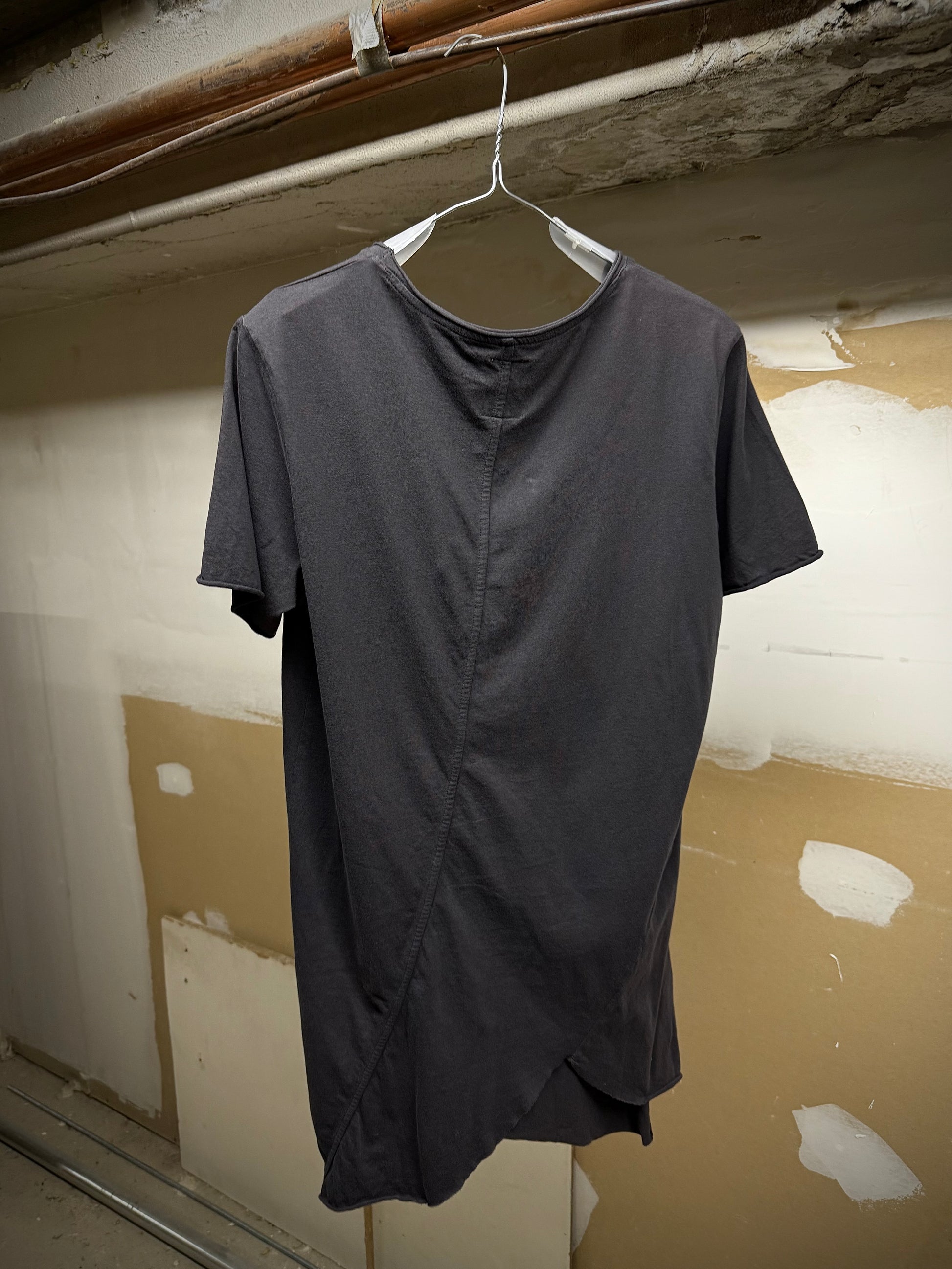 thom/krom 'M TS 105' Grey Asymmetrical Frayed Hem T-shirt detail | DRIEW GARMENTS