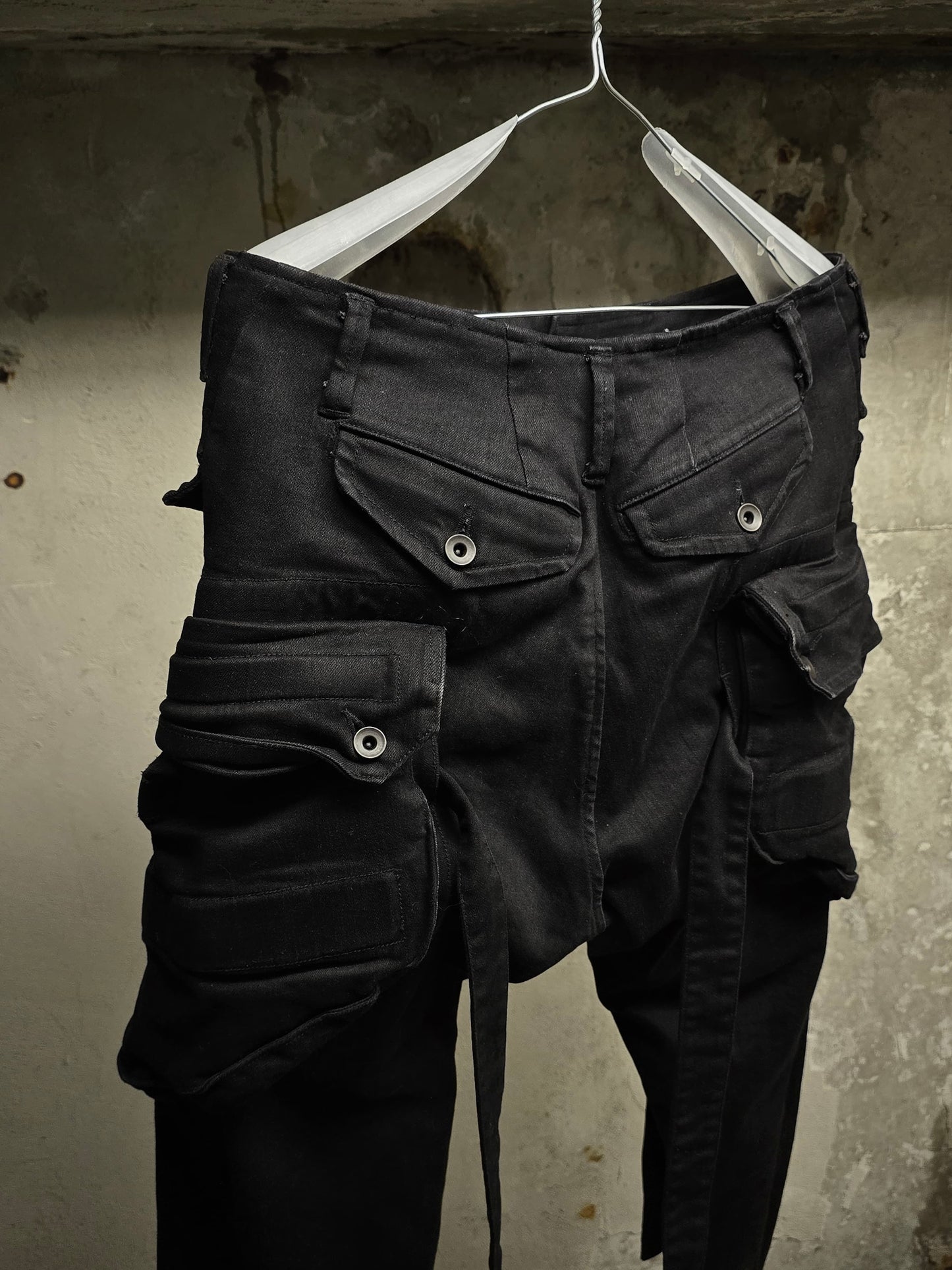 Julius_7 SS21 "_PERMANENT" Gas-Mask Cargo Slim Fit Denim