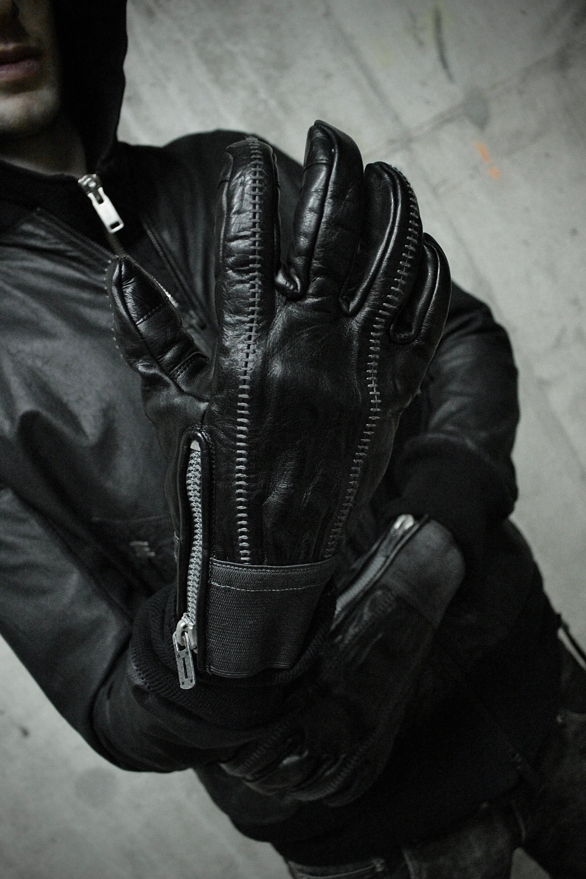 D.HYGEN AW24-25 Overlock Horse Leather Gloves detail | DRIEW GARMENTS