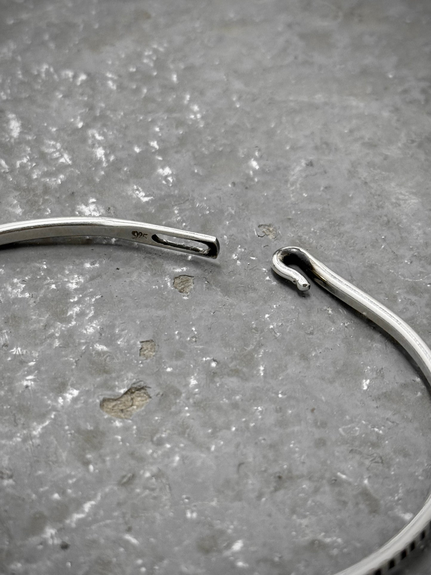 WERKSTATT:MÜNCHEN 'M2640SITR' .925 Silver Trace Hook Bangle (Older Model) detail | DRIEW GARMENTS