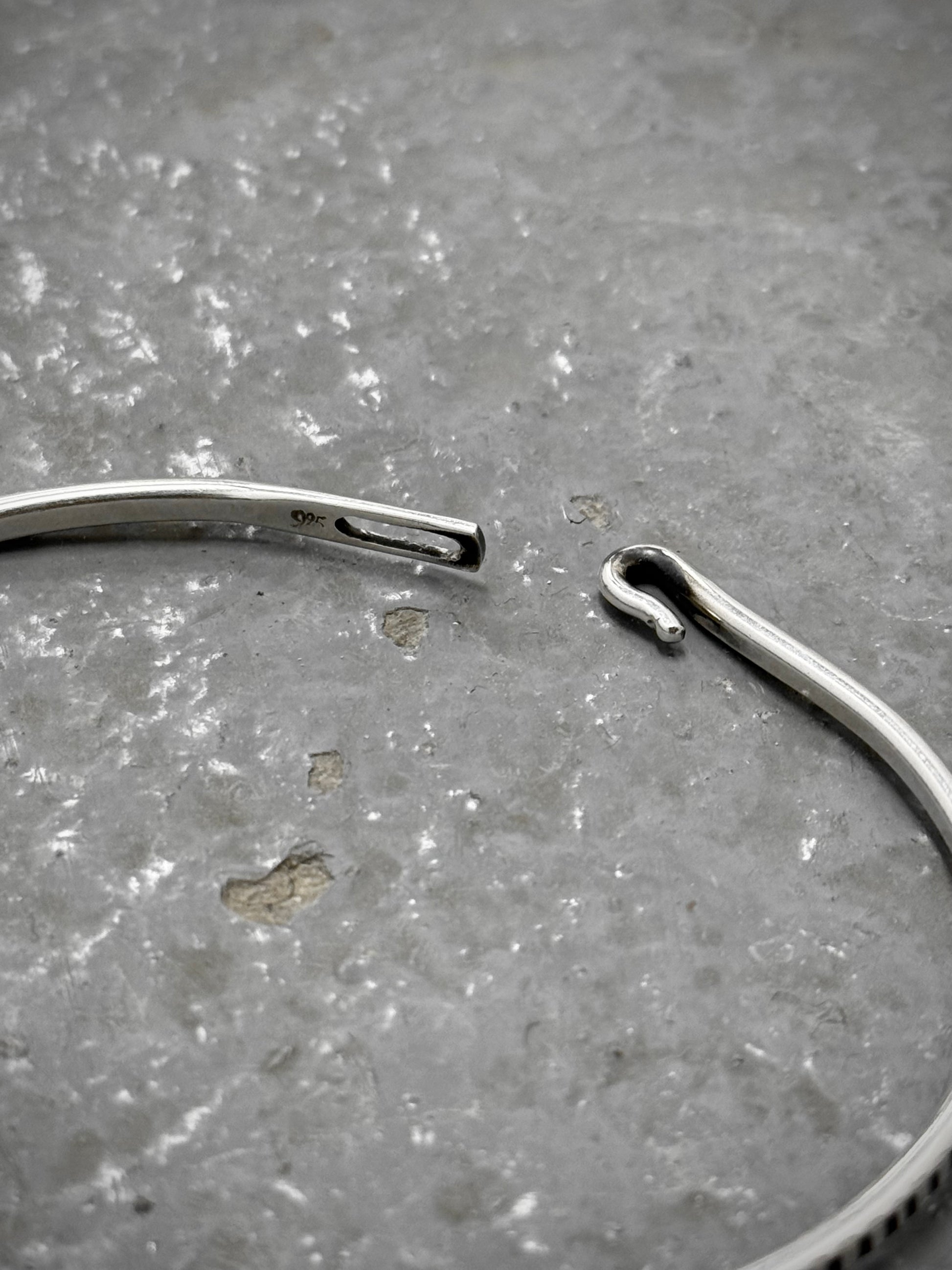 WERKSTATT:MÜNCHEN 'M2640SITR' .925 Silver Trace Hook Bangle (Older Model) detail | DRIEW GARMENTS