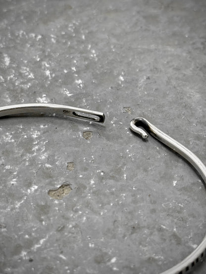 WERKSTATT:MÜNCHEN 'M2640SITR' .925 Silver Trace Hook Bangle (Older Model) detail | DRIEW GARMENTS