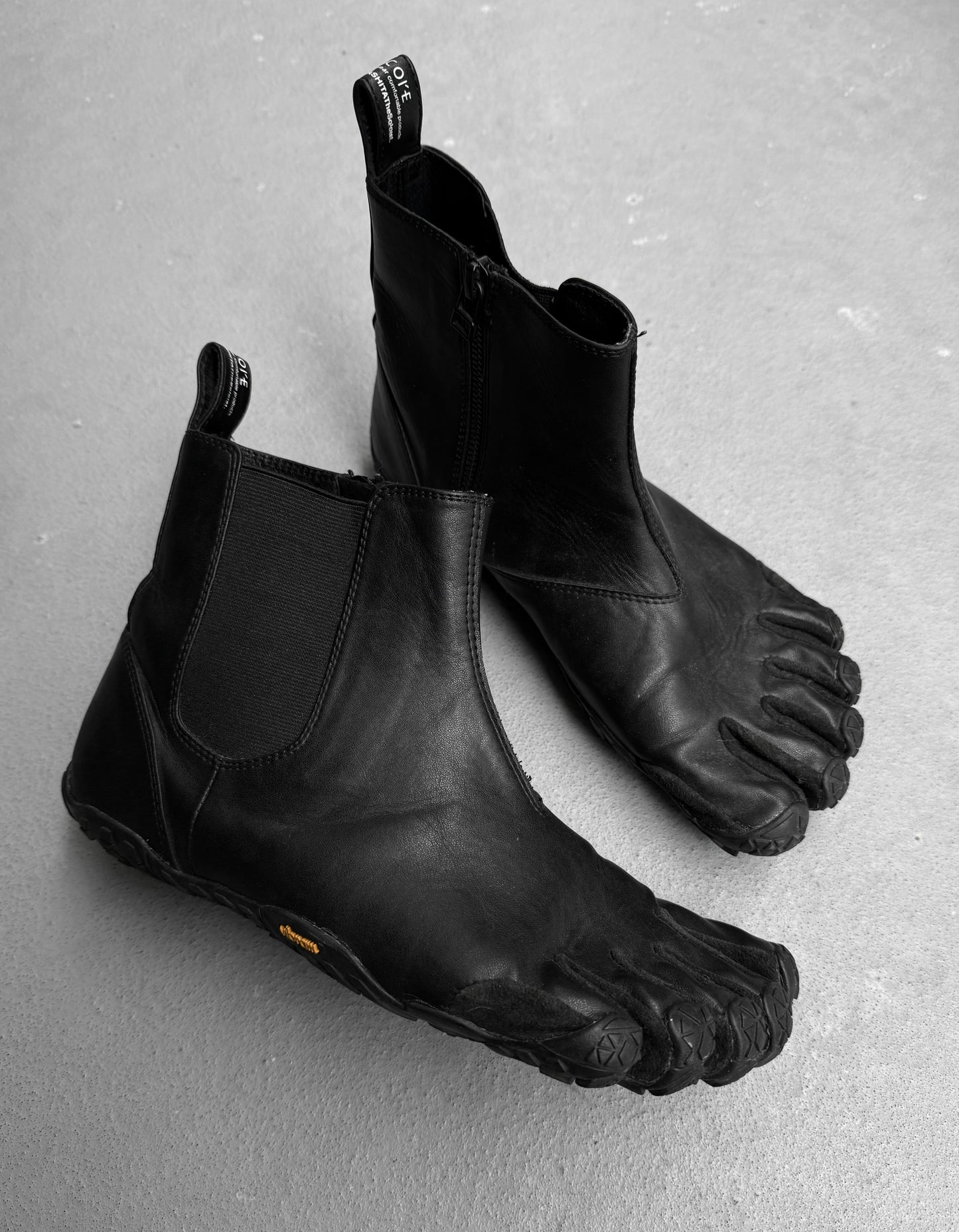 TakahiroMiyashita TheSoloist. x SUICOKE SS22 ‘NIN-CHELSEA SOL’ Vibram FiveFingers Leather Chelsea Boots