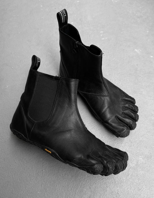 TakahiroMiyashita TheSoloist. x SUICOKE SS22 ‘NIN-CHELSEA SOL’ Vibram FiveFingers Leather Chelsea Boots