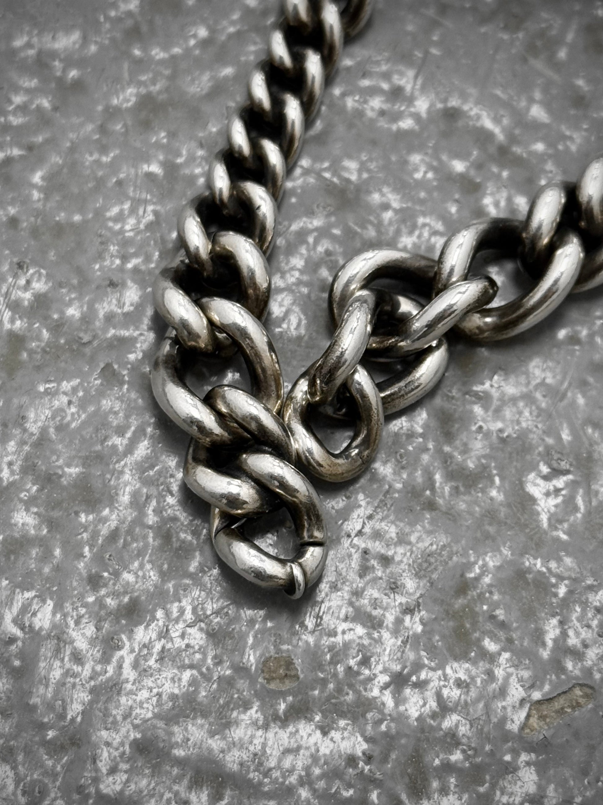 WERKSTATT:MÜNCHEN 'M2591' .925 Silver Hammered Tag Bracelet detail | DRIEW GARMENTS